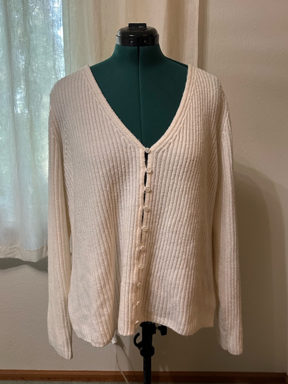 Classic Cream Abercrombie Ribbed V-Neck Button Cardigan